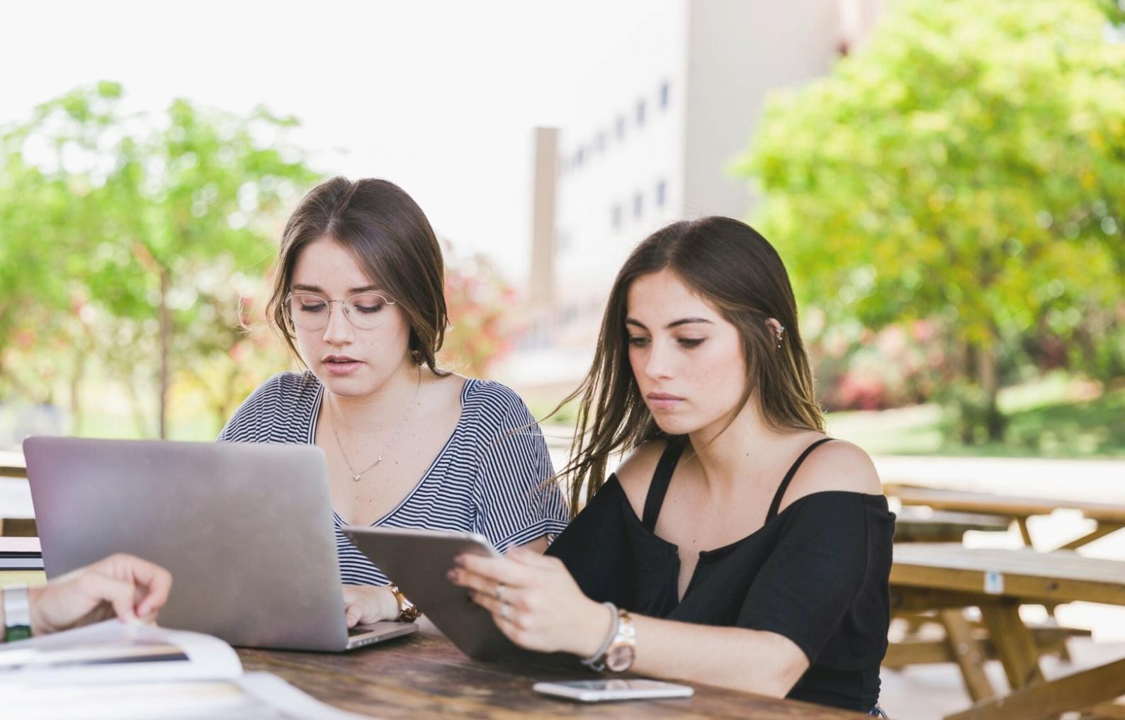 Persona trabajando con hojas de cálculo financieras en su escritorio