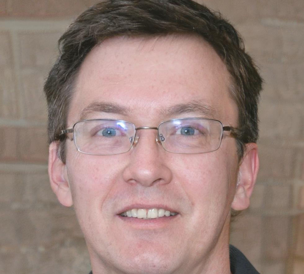 Retrato profesional de Andrés Montilla, especialista en finanzas