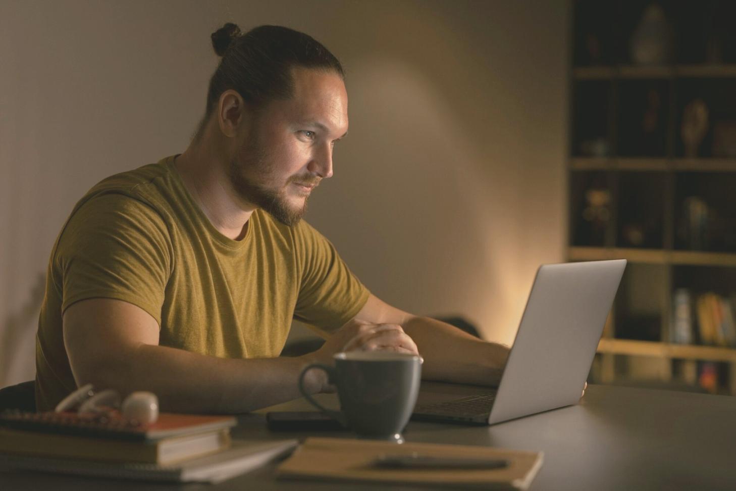 Espacio de trabajo organizado con documentos financieros y calculadora